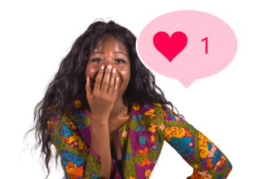 Sosyal medya takıntısı. Genç, mutlu ve heyecanlı siyahi Afro-Amerikalı kadın internette tek bir kişiyi kutluyor. Komik bir yüz ifadesiyle internet uygulamasındaki gibi.