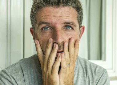 Orta yaşlı üzgün ve depresif bir adamın dramatik portresi. Stresli ve hayal kırıklığına uğramış. Depresyon sorunu.