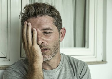 Orta yaşlı üzgün ve depresif bir adamın dramatik portresi. Stresli ve hayal kırıklığına uğramış. Depresyon sorunu.