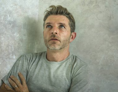 Orta yaşlı üzgün ve depresif bir adamın dramatik portresi. Stresli ve hayal kırıklığına uğramış. Depresyon sorunu.