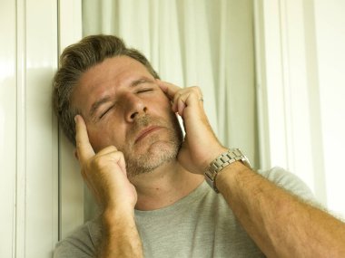 Üzgün ve depresif 30 'lu ya da 40' lı yaşlarda acı çeken stresli ve çökmüş depresyon sorunu ve bunalım krizi yaşayan umutsuz ve yalnız görünen bir adamın dramatik portresi. 