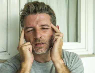 Üzgün ve depresif 30 'lu ya da 40' lı yaşlarda acı çeken stresli ve çökmüş depresyon sorunu ve bunalım krizi yaşayan umutsuz ve yalnız görünen bir adamın dramatik portresi. 