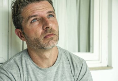 Üzgün ve depresif 30 'lu ya da 40' lı yaşlarda acı çeken stresli ve çökmüş depresyon sorunu ve bunalım krizi yaşayan umutsuz ve yalnız görünen bir adamın dramatik portresi. 