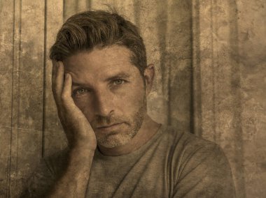 Orta yaşlı üzgün ve depresif bir adamın dramatik portresi. Stresli ve hayal kırıklığına uğramış. Depresyon sorunu.