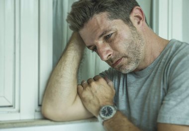 Orta yaşlı üzgün ve depresif bir adamın dramatik portresi. Stresli ve hayal kırıklığına uğramış. Depresyon sorunu.