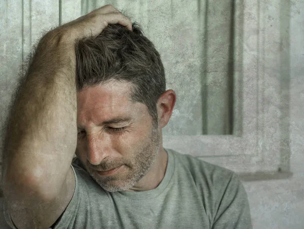 Retrato dramático de hombre triste y deprimido de 30 o 40 años con dolor sintiéndose estresado y roto sufriendo depresión problema y ansiedad crisis buscando desesperado llorando solo — Foto de Stock