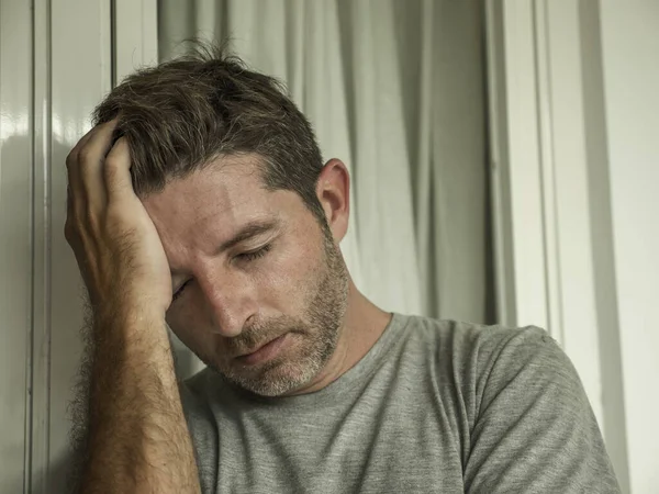 Dramatyczny portret mężczyzny w średnim wieku smutnego i przygnębionego w bólu, zestresowanego i sfrustrowanego, cierpiącego z powodu depresji i kryzysu lękowego, wyglądającego ponuro. — Zdjęcie stockowe