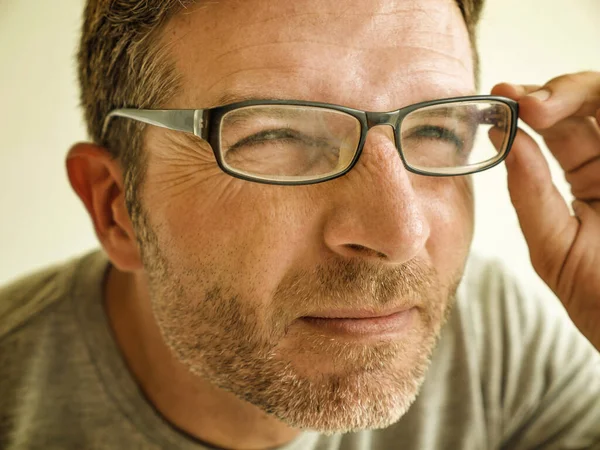 Hombre que comprueba la visión que intenta las gafas en el optometrist durante el examen óptico que prueba las gafas que corrige el problema borroso de la visión de la lucha de la miopía que sufre — Foto de Stock