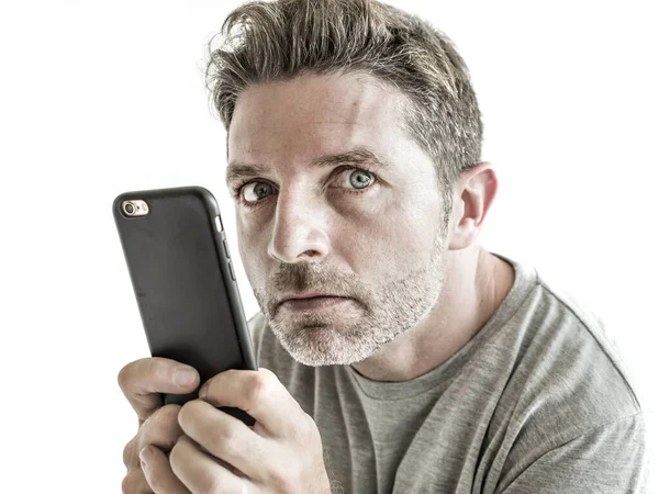 Louco e estranho olhando homem usando telefone celular assistindo algo on-line em expressão facial intensa doente na internet e conceito de vício em mídia social isolado — Fotografia de Stock