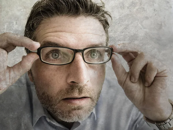 Ritratto di uomo che indossa occhiali in shock e espressione faccia a sorpresa. ragazzo spalancando gli occhi guardando o leggendo qualcosa di sorprendente o sorprendente nella incredulità — Foto Stock