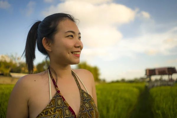 Jovem feliz e bela mulher asiática desfrutando da natureza no campo de arroz. menina coreana doce explorando o campo durante viagens de férias em conceito de vadiagem e turismo — Fotografia de Stock