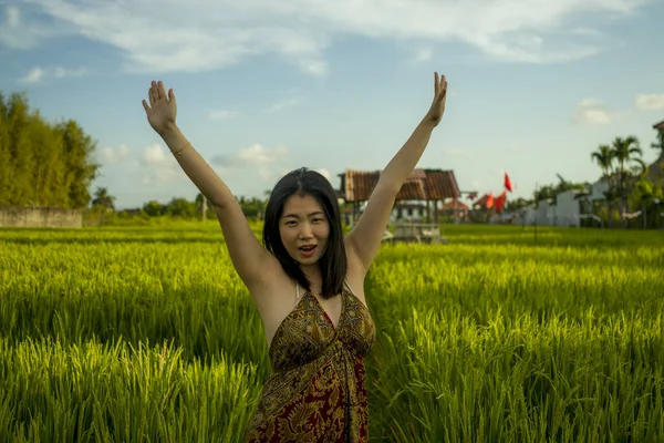 Genç ve güzel Asyalı kadın pirinç tarlasında doğanın tadını çıkarıyor. Gezgin şehvet ve turizm konseptiyle seyahat ederken kırsal bölgeleri keşfeden tatlı Koreli kız. — Stok fotoğraf