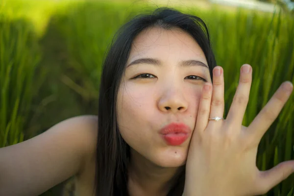 Jong gelukkig en mooi aziatisch vrouw nemen selfie foto buiten tonen trots haar verlovingsring. vrolijk koreaans meisje als verloofde nemen zelfportret — Stockfoto