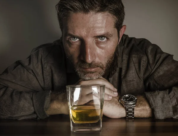 Deprimerad och omtänksam alkoholist i 40-årsåldern framför whiskyglas bortkastad och stressad med frestelsen att dricka vid alkoholmissbruk och alkoholism — Stockfoto