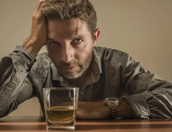 Alkoholista depressziós és elpazarolt függő férfi ül előtt whiskey üveg próbál kapaszkodni ivás drámai kifejezés szenved alkoholizmus és alkoholfüggőség — Stock Fotó
