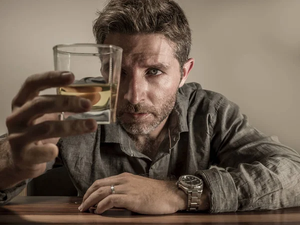 Alcoholische depressieve en verspilde verslaafde man die voor whiskyglas zit en probeert te drinken in dramatische bewoordingen die lijden aan alcoholisme en alcoholverslaving — Stockfoto