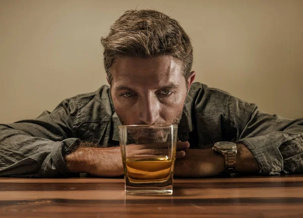 Kétségbeesett alkoholista. depressziós függő elszigetelt előtt whiskey üveg próbál nem inni drámai kifejezés szenved alkoholizmus és alkoholfüggőség probléma — Stock Fotó