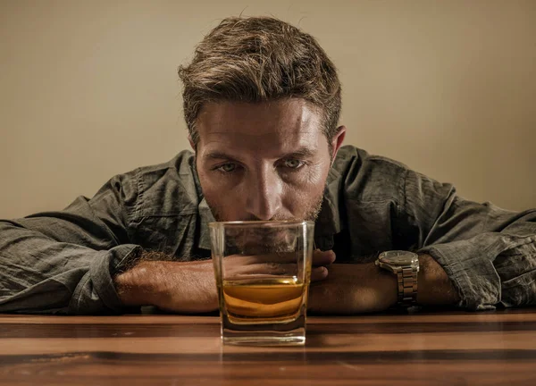 Hombre alcohólico desesperado. adicto deprimido aislado frente al vaso de whisky tratando de no beber en la expresión dramática que sufre alcoholismo y problema de adicción al alcohol — Foto de Stock