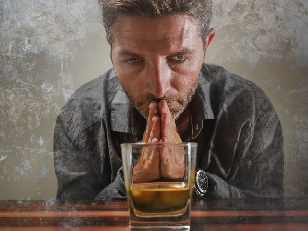 Çaresiz alkolik adam. depresif bağımlı viski bardağının önünde izole edilmiş dramatik bir ifadeyle içmemeye çalışıyor alkolizm ve alkol bağımlılığı sorunu yaşıyor. — Stok fotoğraf