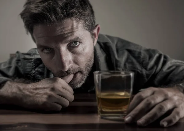 Hombre alcohólico desesperado. adicto deprimido aislado frente al vaso de whisky tratando de no beber en la expresión dramática que sufre alcoholismo y problema de adicción al alcohol — Foto de Stock