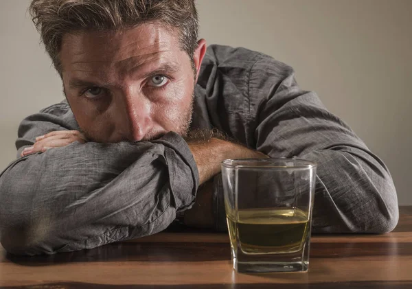 Zoufalý alkoholik. depresivní závislák izolovaný před sklenicí whisky se snaží nepít v dramatickém výrazu trpí alkoholismus a závislost na alkoholu — Stock fotografie