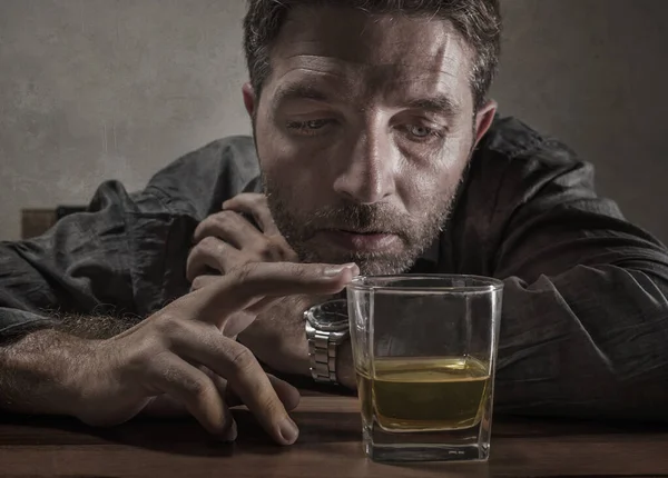 Hombre alcohólico desesperado. adicto deprimido aislado frente al vaso de whisky tratando de no beber en la expresión dramática que sufre alcoholismo y problema de adicción al alcohol — Foto de Stock