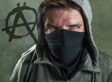 Şiddet yanlısı ve aşırı anarşist bir genç. Yüzündeki öfkeli sistem karşıtı protestocu radikal bir baskında isyancı maskesini takıp anarşi sembolüyle griye tecrit edilmiş.