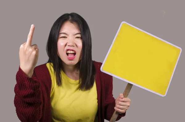 아름답고 분노 한 젊은 아시아 여성 이 인권 보호와 정치적 행동주의의 빈 복사본 공간 이 있는 항의 광고판을 들고 있다. — 스톡 사진