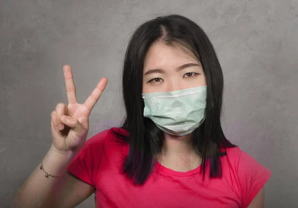 Joven hermosa pacifista asiática enmascarada enojada e indignada protestando mostrando las manos limpias como símbolo de paz de pie por la libertad y los derechos humanos aislados —  Fotos de Stock