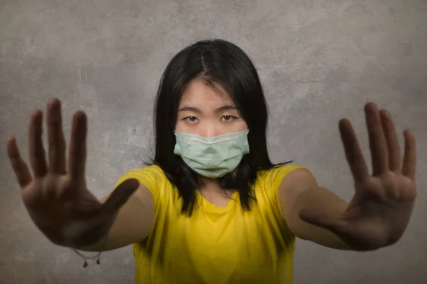Fiatal gyönyörű pacifista ázsiai nő arcmaszkban dühös és felháborodott tiltakozás mutatja tiszta kezét, mint a béke szimbóluma áll a szabadság és az emberi jogok elszigetelt — Stock Fotó