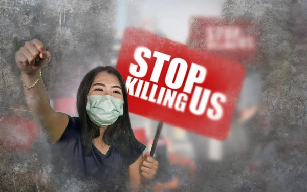 Пацифістка азіатка розгнівана і обурена протестуванням на вуличних демонстраціях проти насильства в Китаї стоячи за свободу і прав людини, утримуючи нас на білборді. — стокове фото