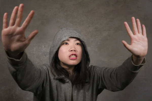 Jeune belle femme asiatique coréenne victime d'intimidation et d'abus montrant les mains propres exigeant une violence permanente pour arrêter de protester contre la discrimination — Photo