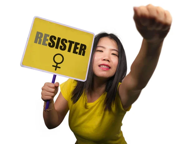 젊고 아름다운 아시아 페미니스트 소녀가 여성의 권력에 대한 여성의 권리와 성 평등 운동을 옹호하는 가사가 삽입 된 광고판을 들고 있다. — 스톡 사진