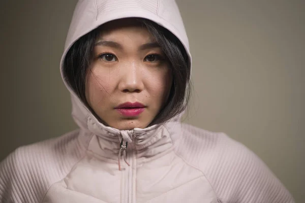 Piękno i moda styl odizolowany portret młody piękny i chłodny Azji koreański student kobieta w różowy kaptur zima kurtka w cute wyraz twarzy odizolowany — Zdjęcie stockowe