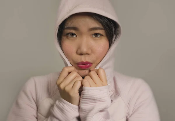 Beleza e estilo de moda isolado retrato de jovem bonita e legal asiático coreano estudante mulher em rosa capuz inverno jaqueta em bonito rosto expressão isolado — Fotografia de Stock