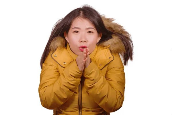 Jong mooi aziatisch koreaans vrouw gevoel koud en koud bevriezen gevoel koud in winter weer dragen geel jasje met bont kap geïsoleerd op witte studio achtergrond — Stockfoto