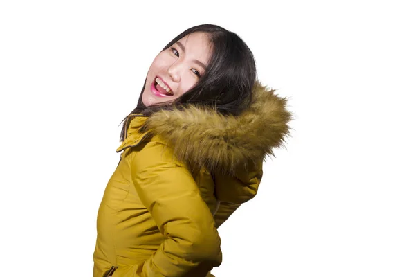 겨울 패션은 따뜻 한 노란색 깃털 재킷을 입고 밝고 장난기있는 미소를 짓고 있는 젊고 행복 한 동양인 여성의 모습을 고립시켰다 — 스톡 사진