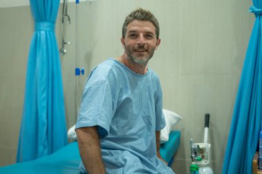 Zorluklardan önce gülümseyen olumlu ve umut dolu bir hastane hastası. Genç, çekici ve güvenilir bir adam. Klinik yatağında tedavi ve iyileşme duygusuna tepki veriyor.