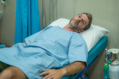 Korkmuş ve endişeli bir adam hastaneye kaldırıldı. Çekici yaralı bir adam hastanede yatıyor. Tedavi görüyor.