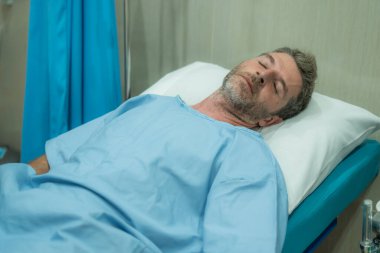 Korkmuş ve endişeli bir adam hastaneye kaldırıldı. Çekici yaralı bir adam hastanede yatıyor. Tedavi görüyor.