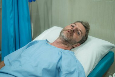 Korkmuş ve endişeli bir adam hastaneye kaldırıldı. Çekici yaralı bir adam hastanede yatıyor. Tedavi görüyor.