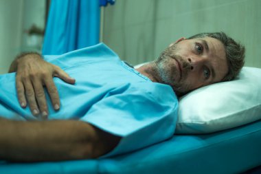 Korkmuş ve endişeli bir adam hastaneye kaldırıldı. Çekici yaralı bir adam hastanede yatıyor. Tedavi görüyor.