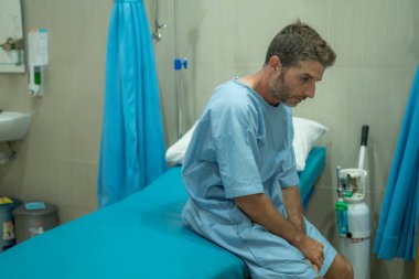 Korkmuş ve endişeli bir adam hastaneye kaldırıldı. Çekici yaralı bir adam hastane yatağında tedavi görüyor. Kaza geçirdikten sonra hasta ve iyi hissetmiyor.