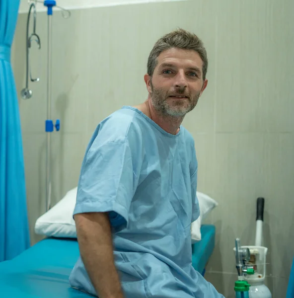 Paciente Hospital Positivo Esperanzado Sonriendo Antes Adversidad Joven Hombre Atractivo — Foto de Stock