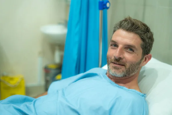 Paciente Hospital Positivo Esperanzado Sonriendo Antes Adversidad Joven Hombre Atractivo — Foto de Stock