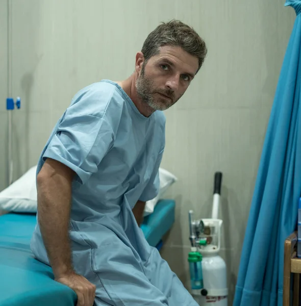 Vystrašený Ustaraný Muž Hospitalizován Atraktivní Zraněný Muž Sedící Nemocničním Lůžku — Stock fotografie