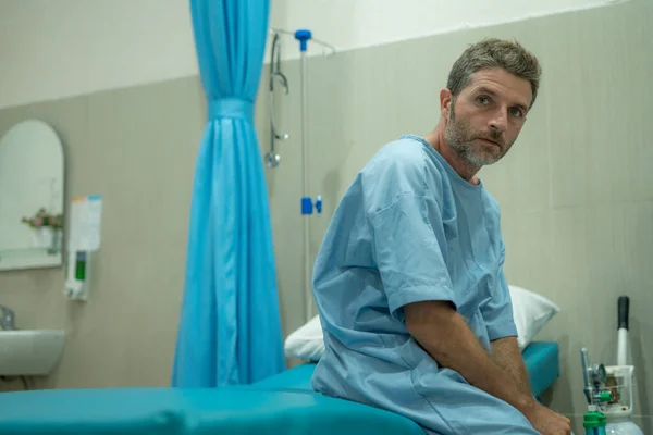 Przestraszony Zaniepokojony Człowiek Hospitalizowany Atrakcyjny Ranny Mężczyzna Siedzący Szpitalnym Łóżku — Zdjęcie stockowe