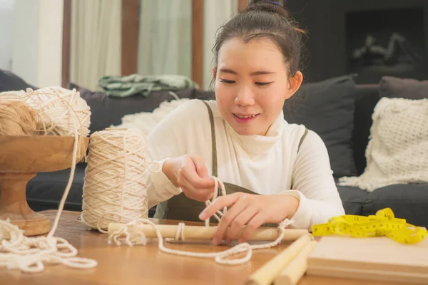 Ázsiai Lány Élvezi Makramé Kézműves Hobbi Fiatal Boldog Csinos Kínai — Stock Fotó