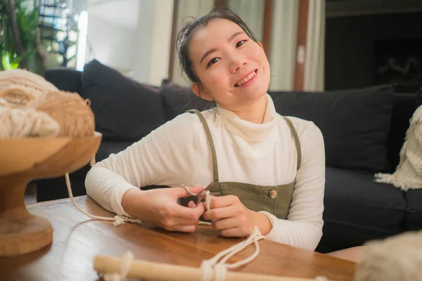 Азиатская Девушка Наслаждается Макраме Ручной Работы Хобби Молодой Счастливый Красивый — стоковое фото