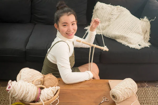 Aziatisch Meisje Genieten Van Macrame Handwerk Hobby Jong Gelukkig Mooi — Stockfoto